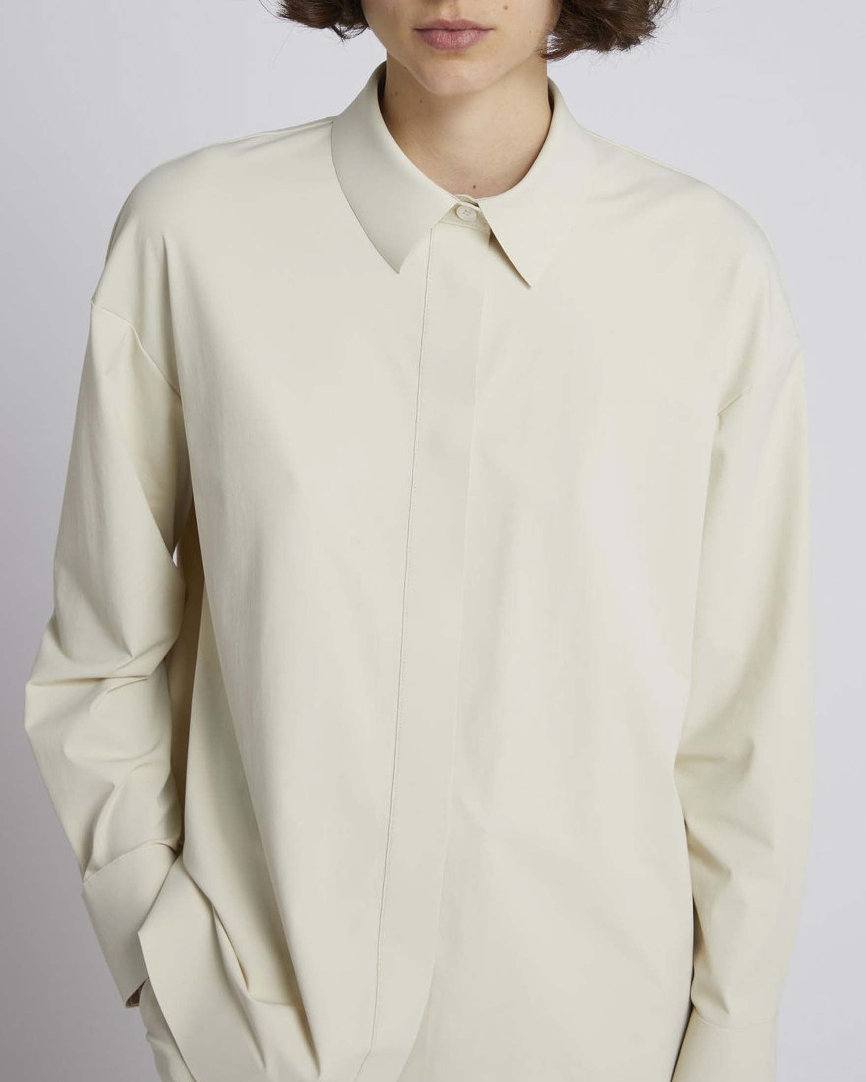 Camicia  MM Max Mara in tessuto tecnico con abbottonatura nascosta e fondo stondato