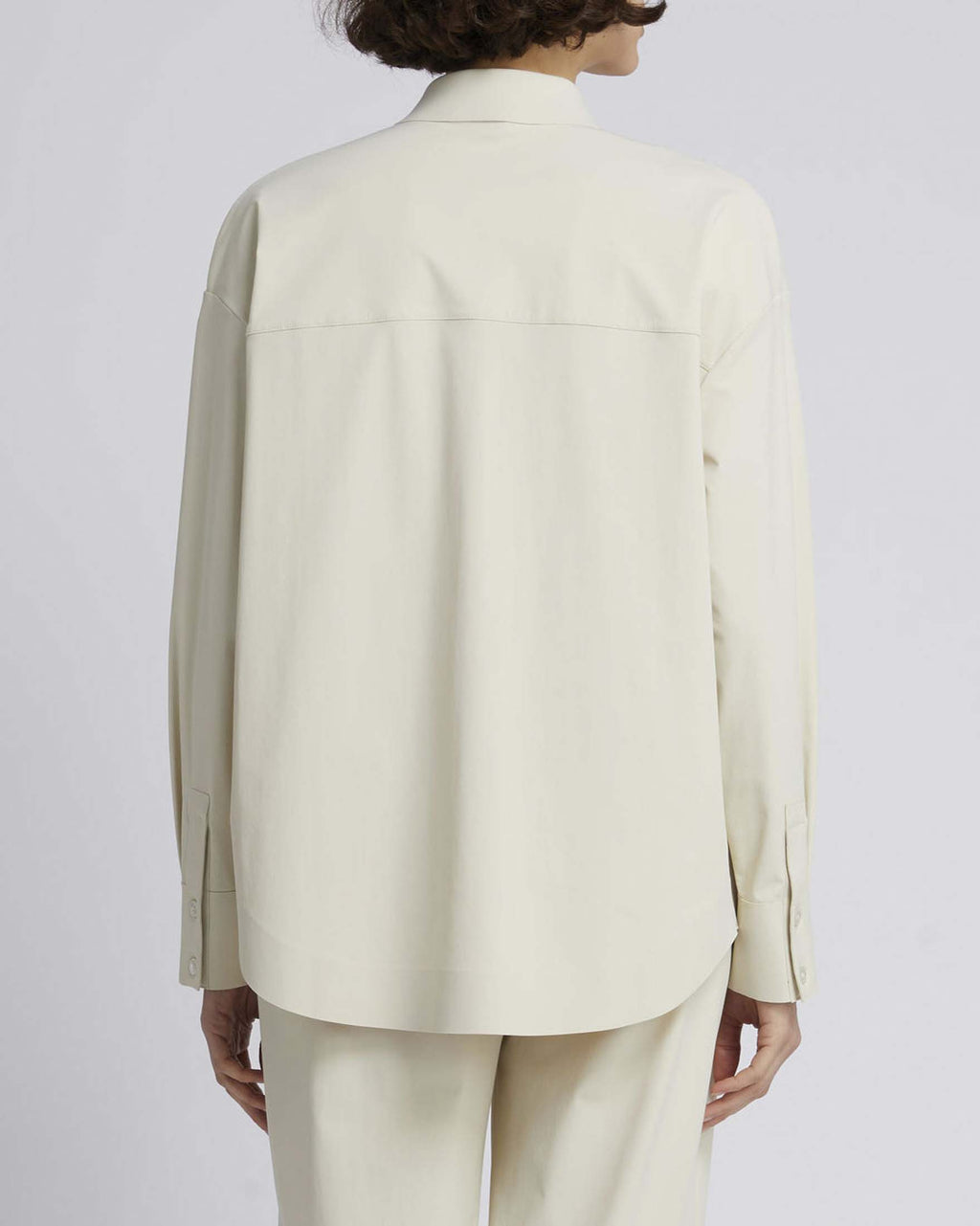 Camicia  MM Max Mara in tessuto tecnico con abbottonatura nascosta e fondo stondato