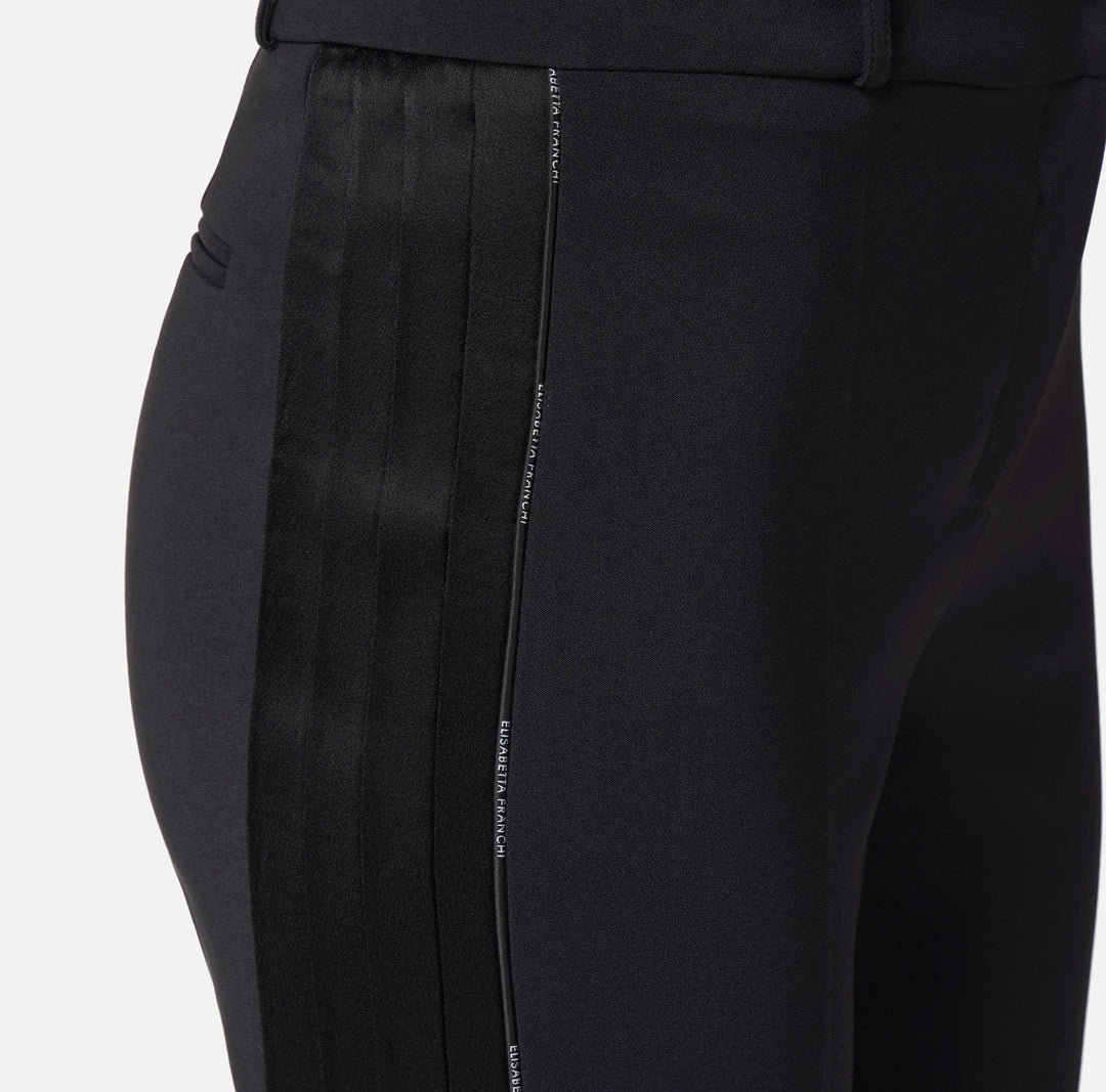 Pantaloni in crêpe leggero con dettagli smoking